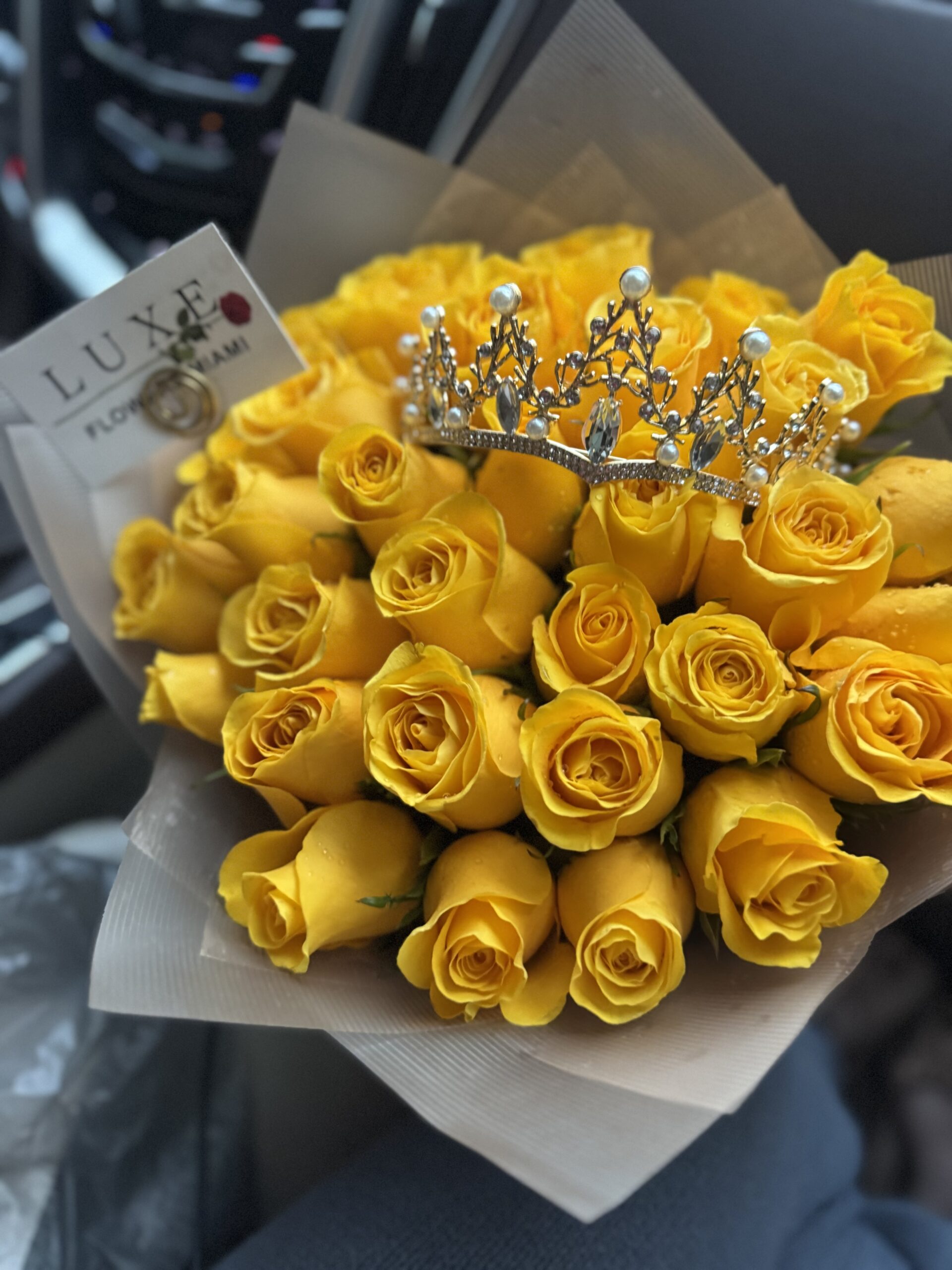 Bouquet of 25 yellow roses - Luxe Flowers Miami, image size:1920x2560