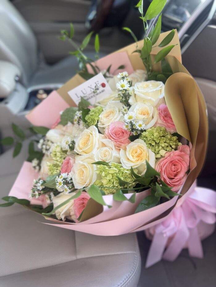 Tender Bouquet of Roses and Hydrangeas .
