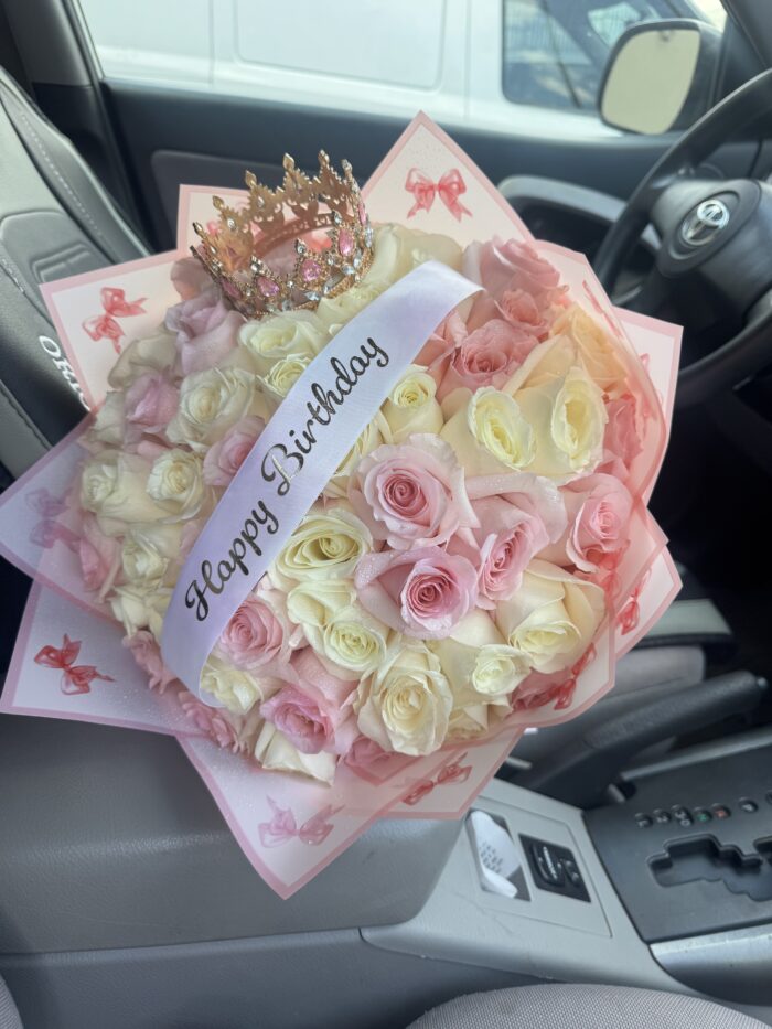 Bouquet of 50 roses, both light pink and white - Image 2