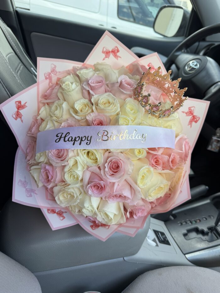 Bouquet of 50 roses, both light pink and white - Image 3