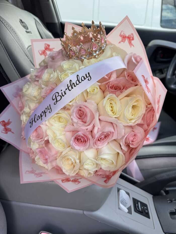Bouquet of 50 roses, both light pink and white - Image 4